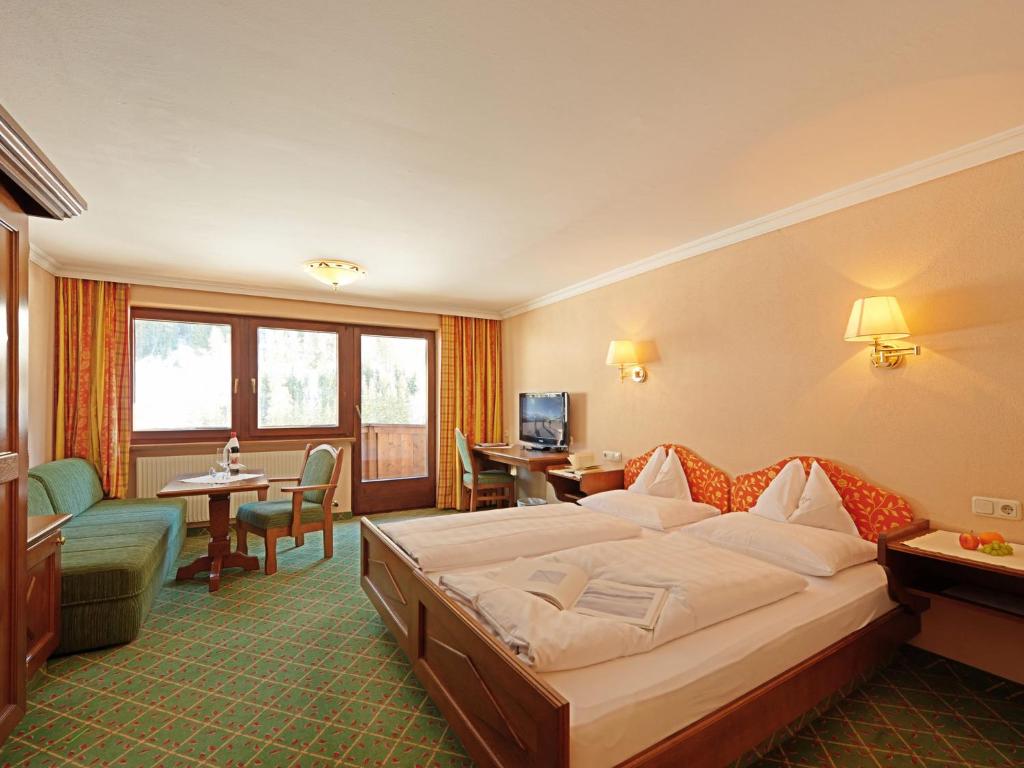 Postel nebo postele na pokoji v ubytování Heart Hotel Arlberg
