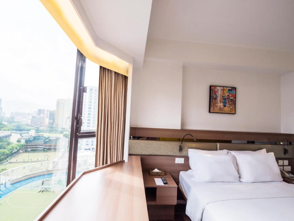 Postel nebo postele na pokoji v ubytování Travelodge Kowloon