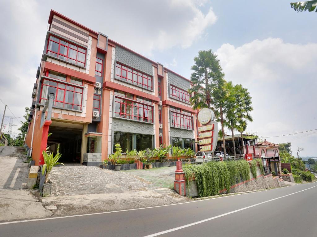 czerwony budynek po stronie ulicy w obiekcie Urbanview Hotel Bergas Indah Bandungan by RedDoorz w mieście Bandungan