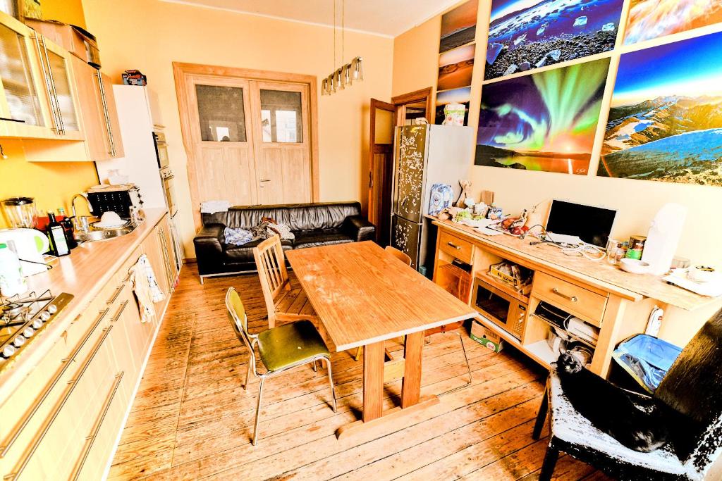 uma cozinha e sala de estar com uma mesa de madeira em Automne em Bruxelas