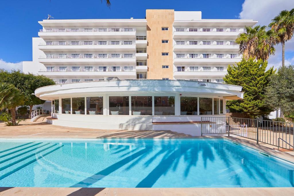 una piscina frente a un hotel en tent Playa de Palma, en Playa de Palma