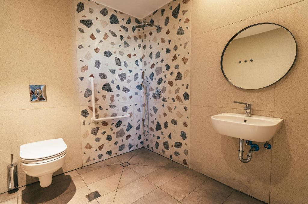 Koupelna v ubytování Even Derech by Smart Hotels