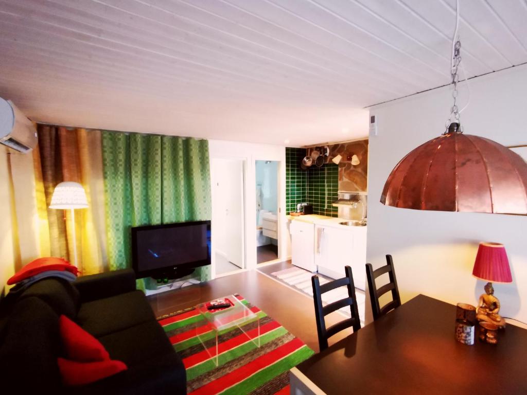 ein Wohnzimmer mit einem Tisch und einem Esszimmer in der Unterkunft Stayin Borgafjäll - Tuffa Lillan - Bo bakom hotellet in Borgafjäll