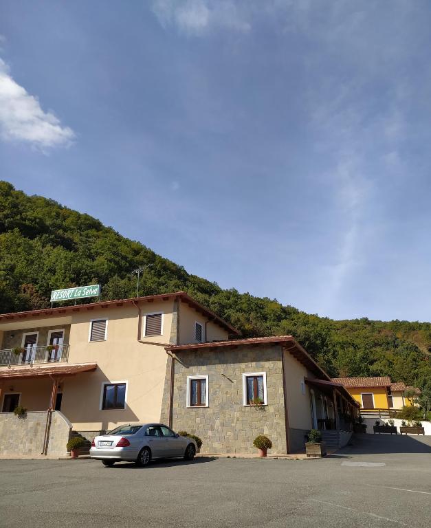 Nespecifikovaný výhled na hory nebo výhled na hory při pohledu z rezortu