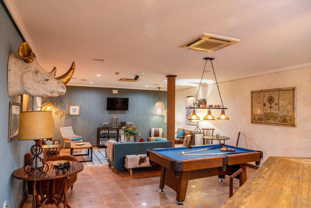 sala de estar con mesa de billar en Puerta de Algadir, en El Puerto de Santa María
