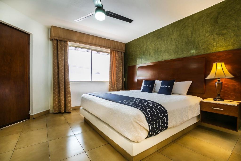 Säng eller sängar i ett rum på Capital O Continental ii, Uruapan