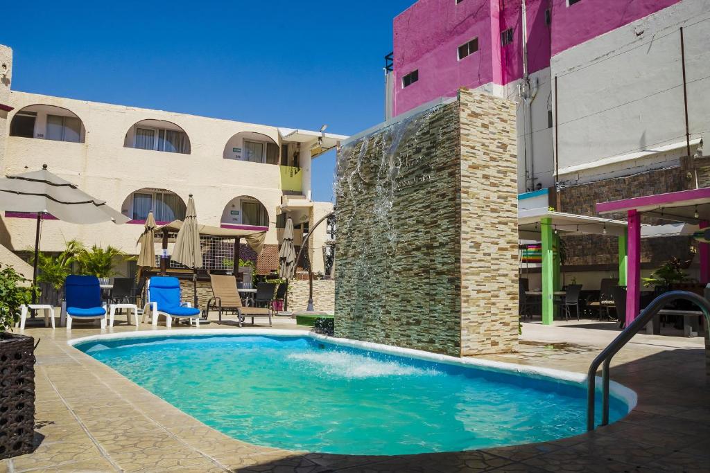 basen w środku budynku w obiekcie Capital O Hotel Dos Mares, Cabo San Lucas w mieście Cabo San Lucas