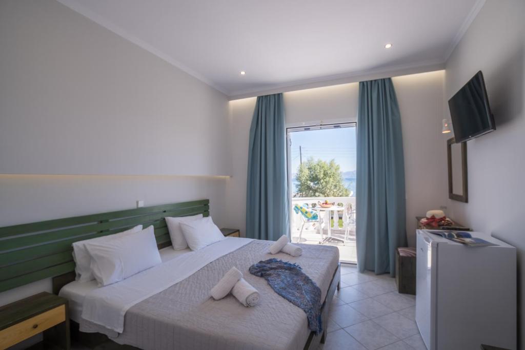 Postel nebo postele na pokoji v ubytování Christina Beachfront Rooms By Hotelius