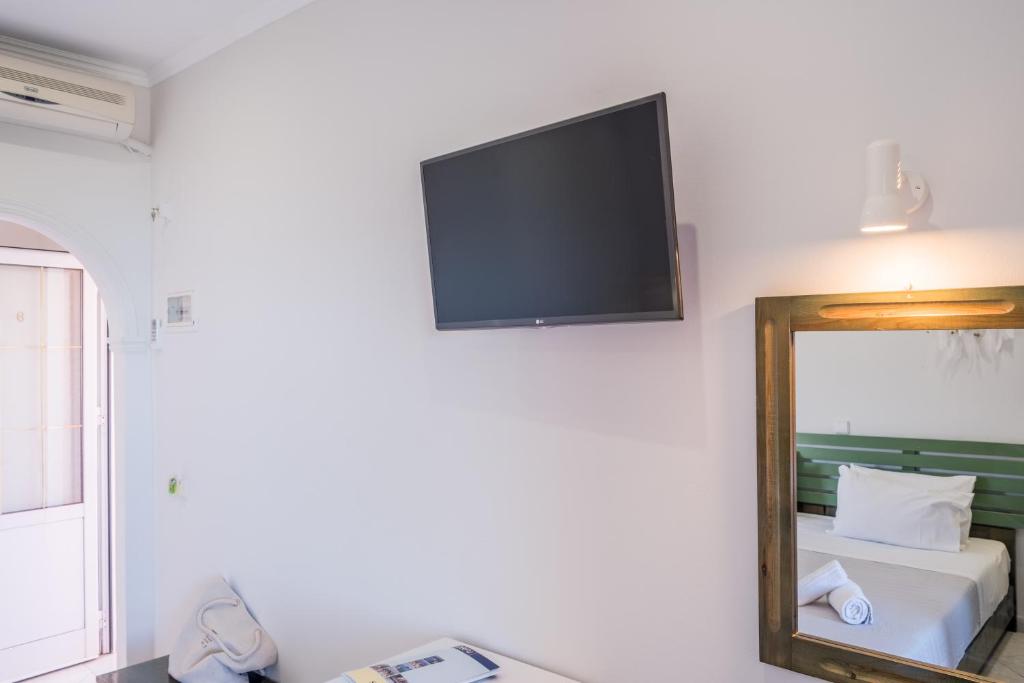 TV a/nebo společenská místnost v ubytování Christina Beachfront Rooms By Hotelius