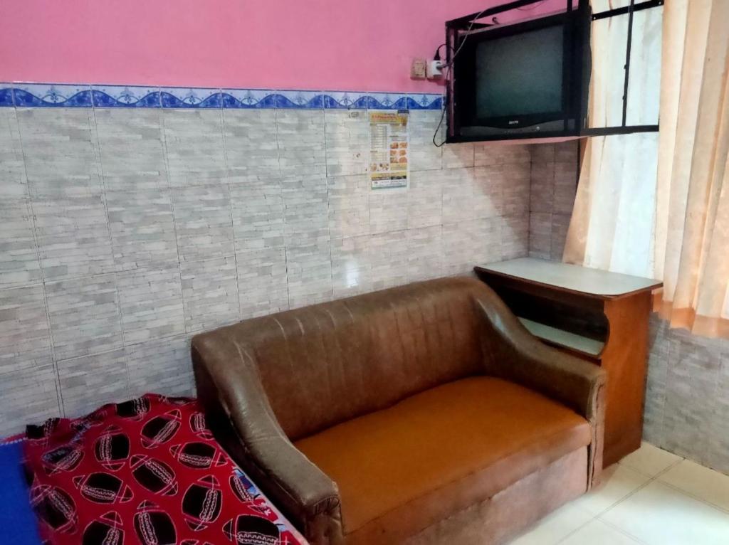 TV a/nebo společenská místnost v ubytování Hotel Abimanyu Bandungan