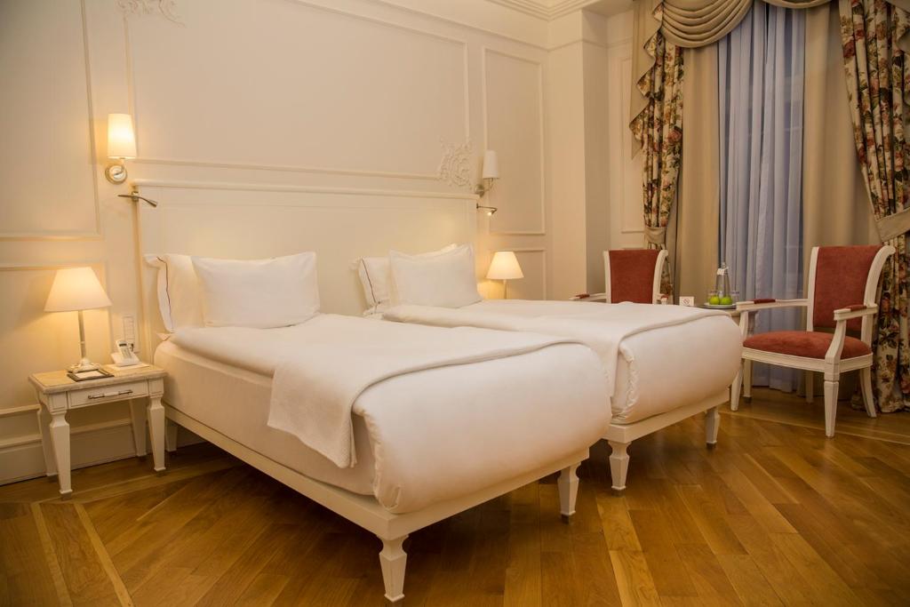 Postel nebo postele na pokoji v ubytování Corinne Art & Boutique Hotel