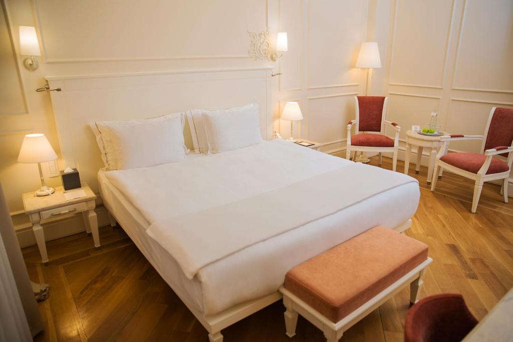 Postel nebo postele na pokoji v ubytování Corinne Art & Boutique Hotel