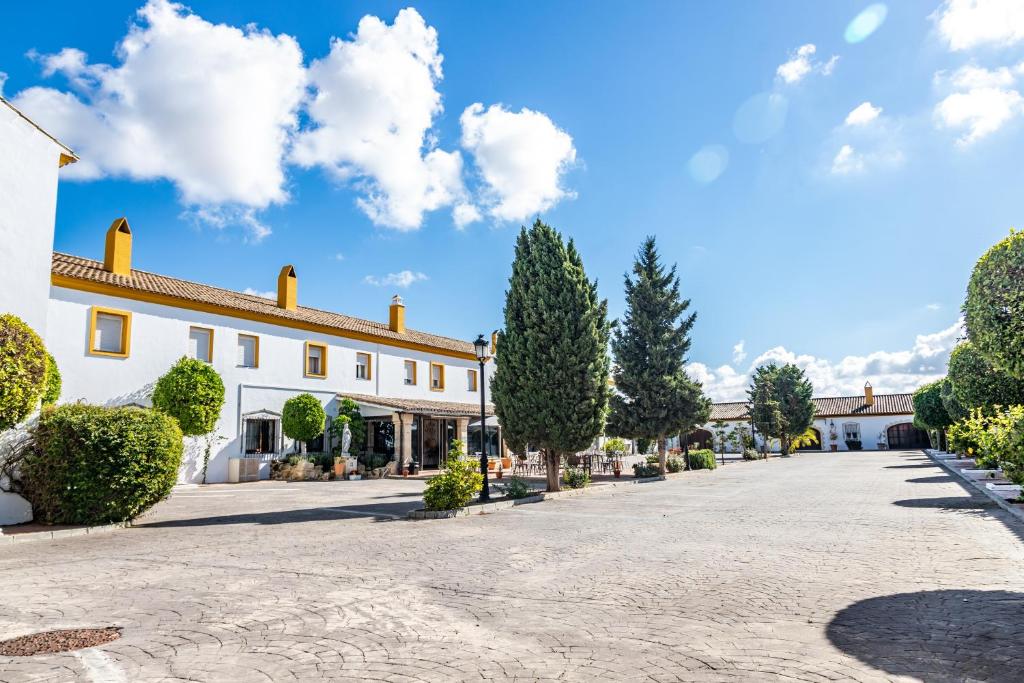 a cobblestone street in front of a white building at Puerta de Algadir in El Puerto de Santa María