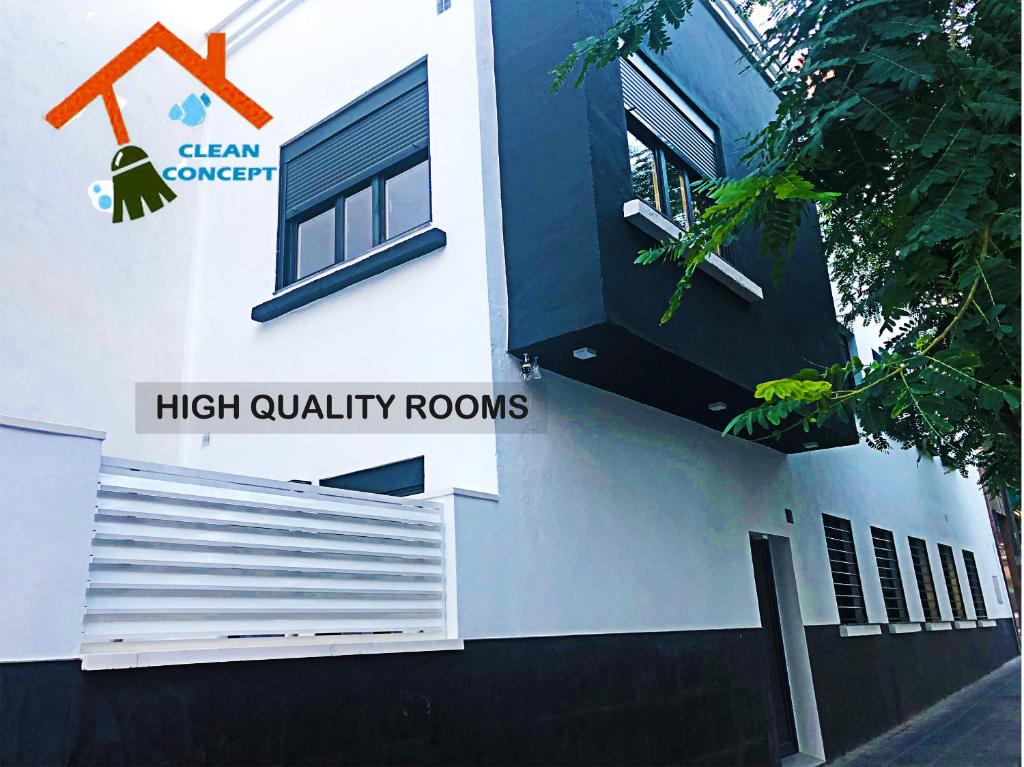 budynek z wysokiej jakości pokoi na nim w obiekcie BF Rooms Almeria Centro w mieście Almería