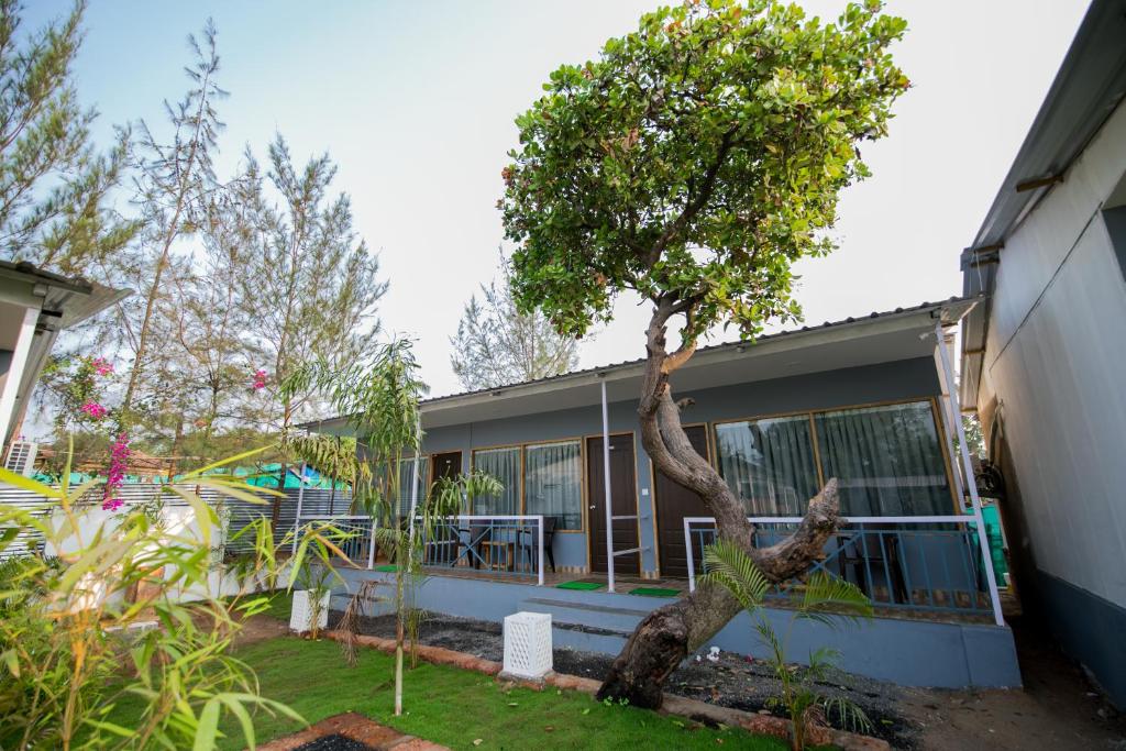 Zahrada ubytování Treebo Lands End Beach Resort Morjim