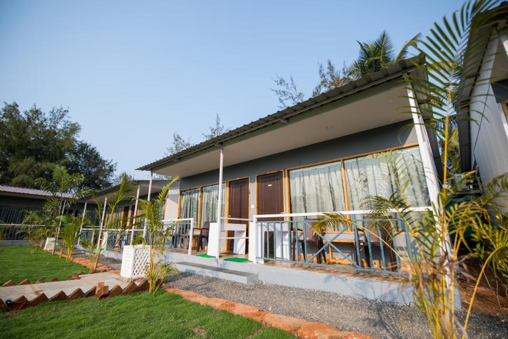 Zahrada ubytování Treebo Lands End Beach Resort Morjim