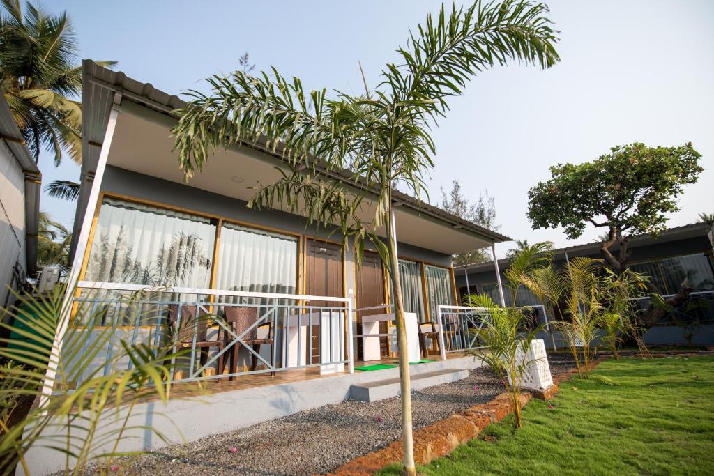 Zahrada ubytování Treebo Lands End Beach Resort Morjim