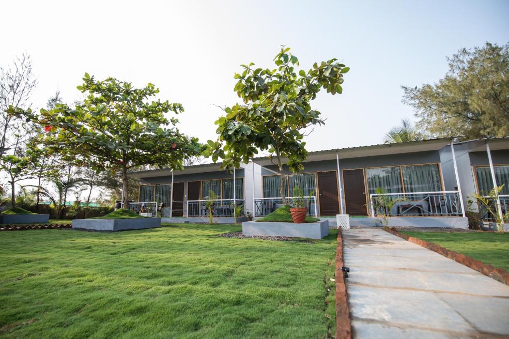Zahrada ubytování Treebo Lands End Beach Resort Morjim