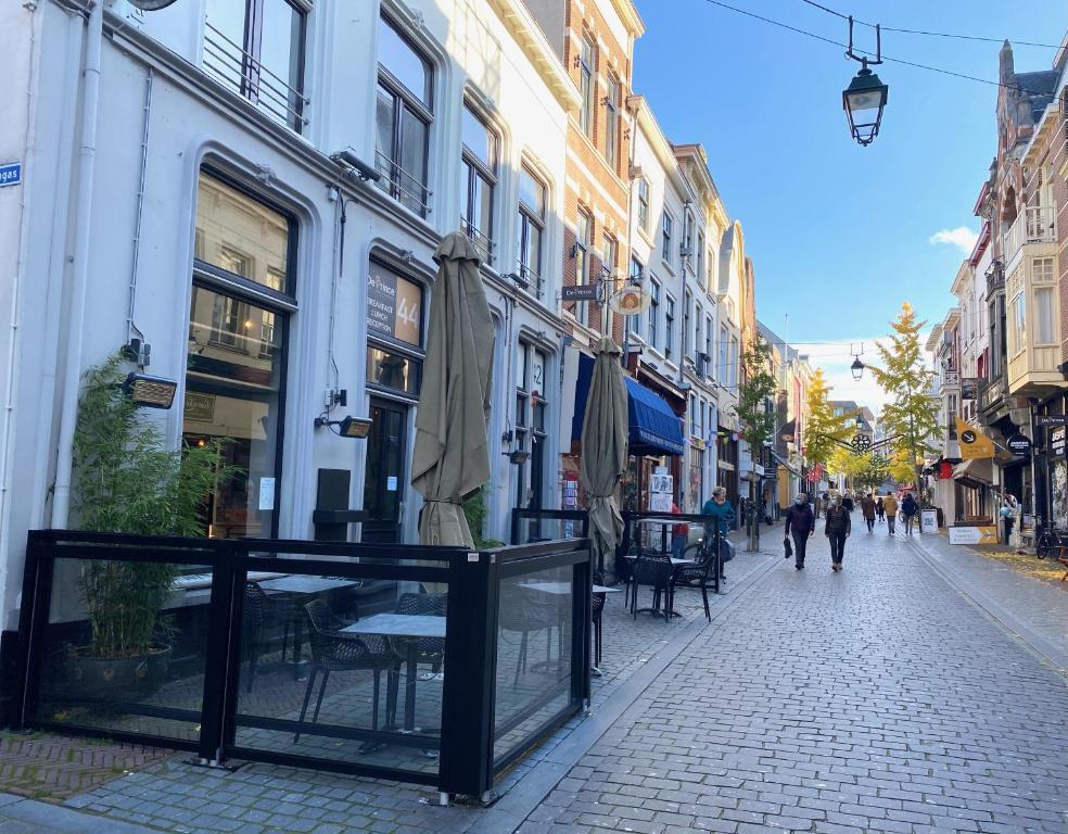 une rue avec une table et des chaises sur un trottoir dans l'établissement Hotel de Prince, à Nimègue