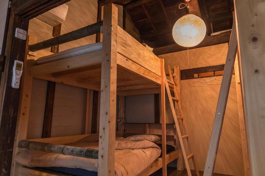 Letto o letti a castello in una camera di Guest House Oku