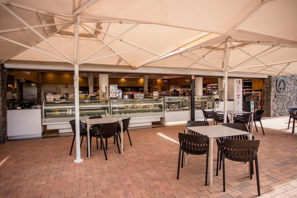 A restaurant or other place to eat at Arguineguín Park By Servatur VV