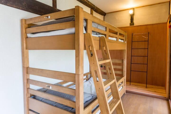 Letto o letti a castello in una camera di Guest House Oku