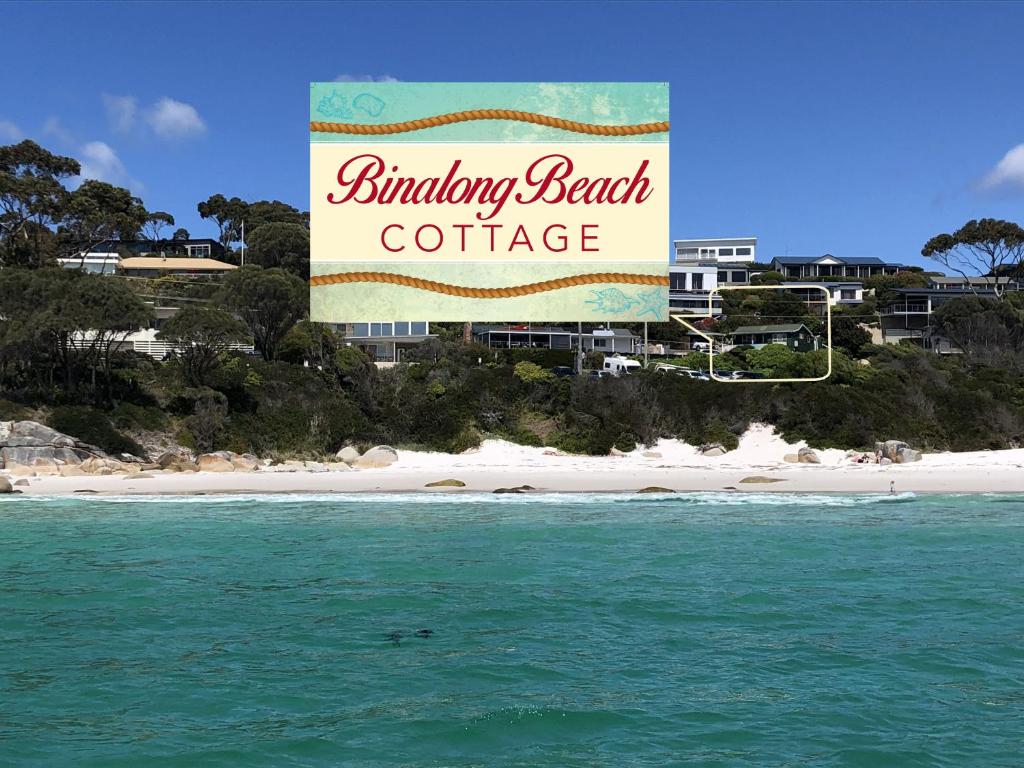 un cartel para el café de playa Binkley en la playa en BINALONG BEACH COTTAGE Beachfront at Bay of Fires Next to Restaurant en Binalong Bay