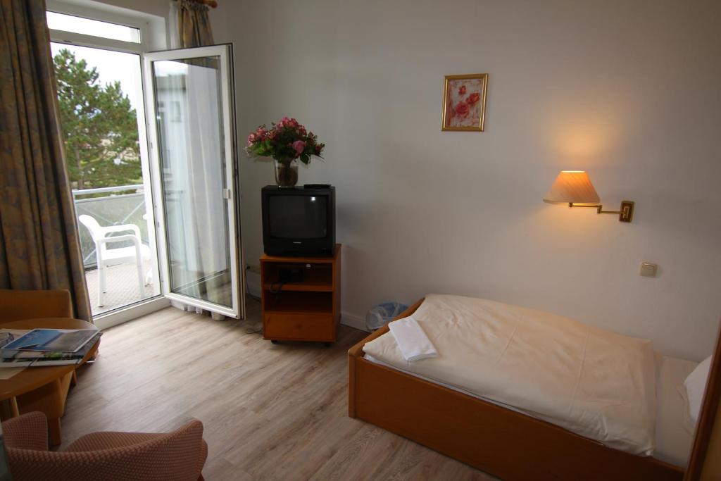 TV a/nebo společenská místnost v ubytování Hotel Zur schönen Aussicht