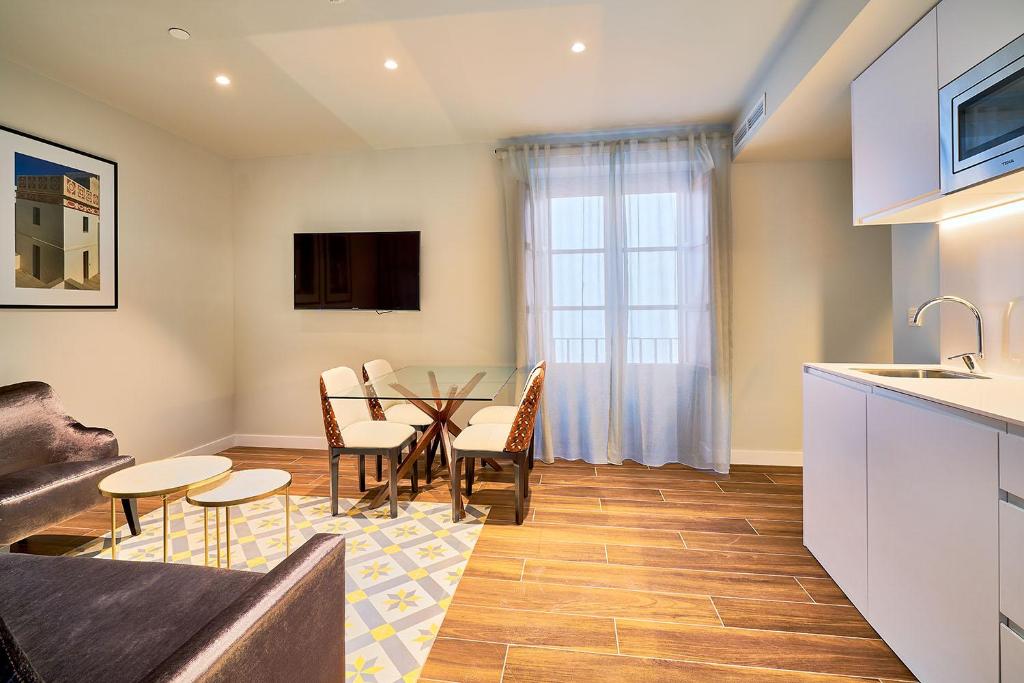 Tandem Torres de Cádiz Suitesにあるテレビまたはエンターテインメントセンター