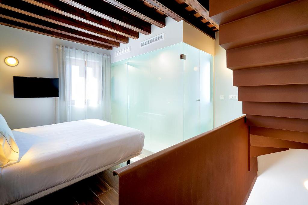 Tandem Torres de Cádiz Suitesにあるベッド