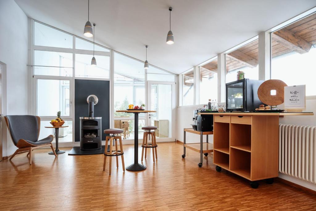 TV a/nebo společenská místnost v ubytování Romantik Hotel Hirschen
