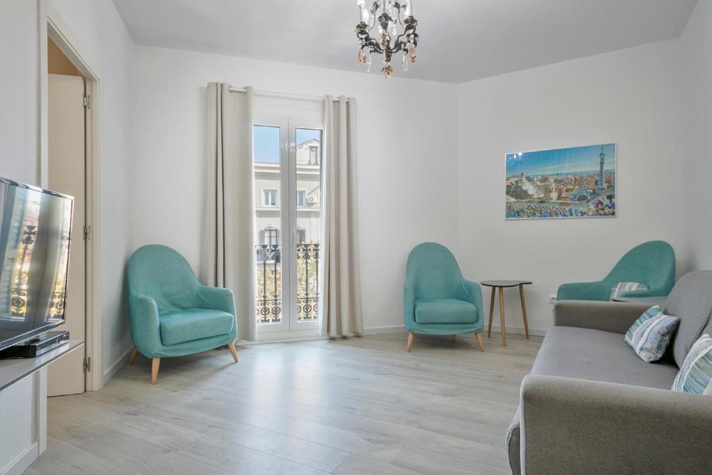 A television and/or entertainment centre at Stay Together Barcelona Apartments
