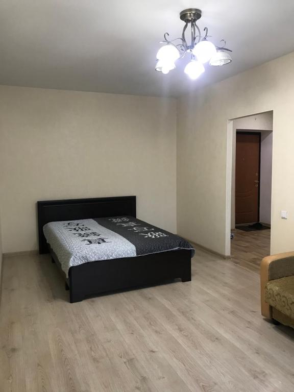 キーロフにあるApartments in Kirov Orlovskaya 4のベッドルーム1室(ベッド1台付)