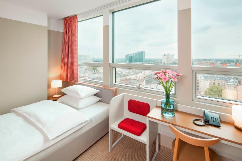 Postel nebo postele na pokoji v ubytování Hotel Altus Poznań Old Town - Destigo Hotels
