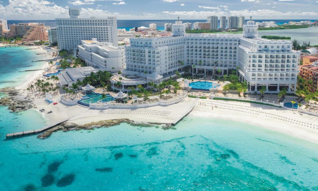 - une vue aérienne sur un complexe sur la plage dans l'établissement Riu Palace Las Americas - All Inclusive - Adults Only, à Cancún
