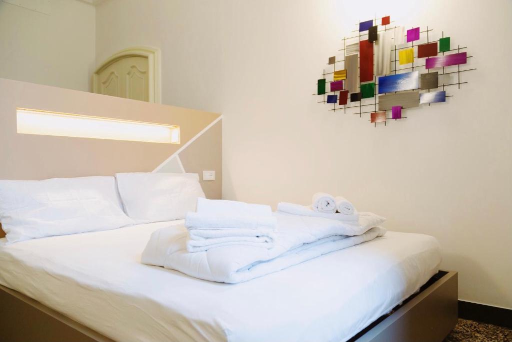 1 dormitorio con 1 cama con toallas en Centro Acquario (A), en Génova