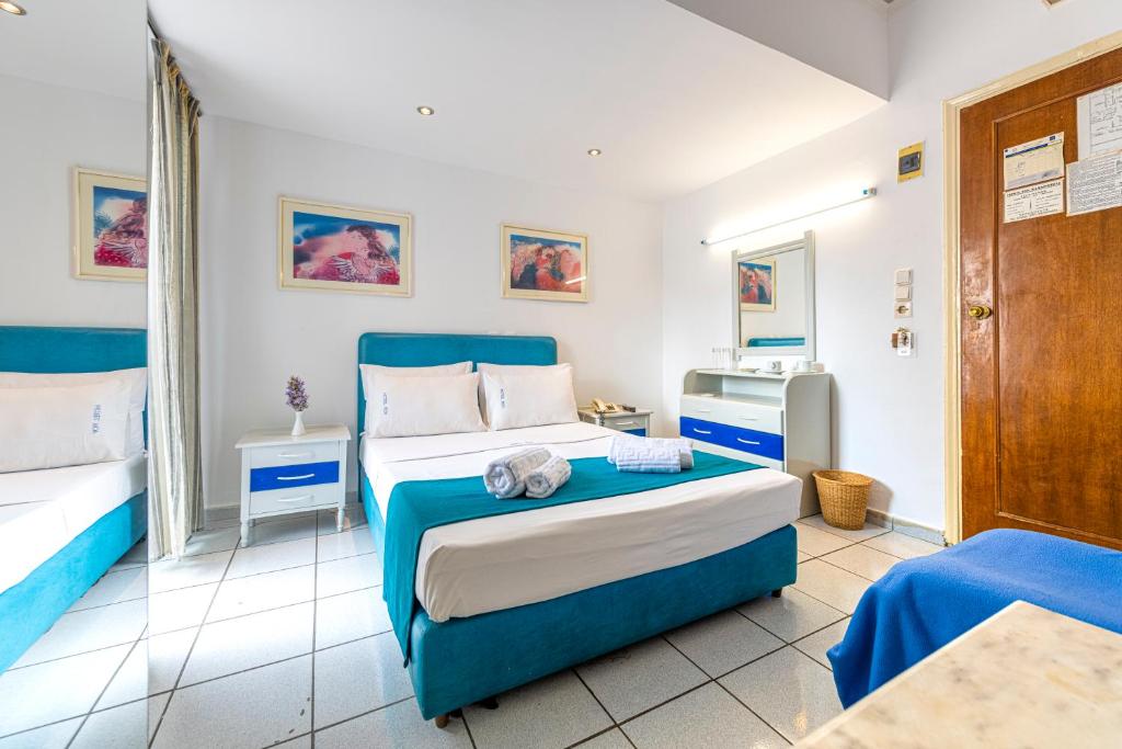 雅典的住宿－ROY Hotel，一间卧室配有两张蓝色和白色的床
