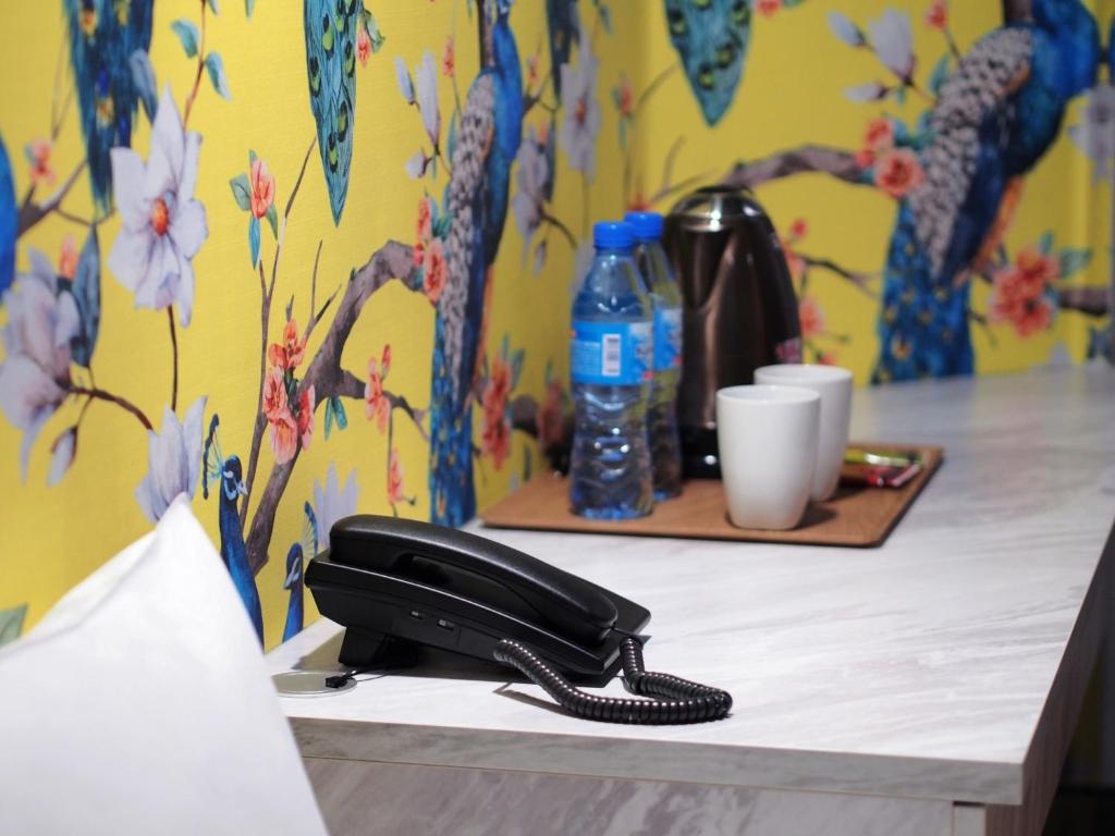 Příslušenství pro přípravu čaje a kávy v ubytování Modern Inn
