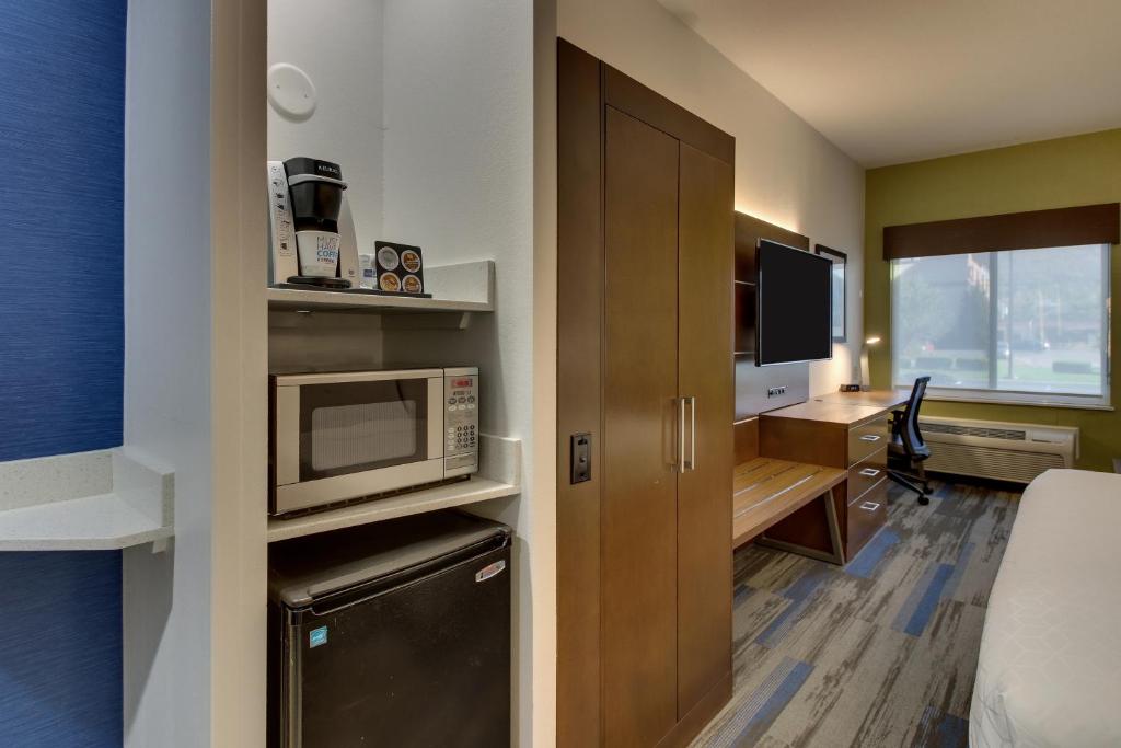 Kuchyň nebo kuchyňský kout v ubytování Holiday Inn Express Fishkill-Mid Hudson Valley by IHG