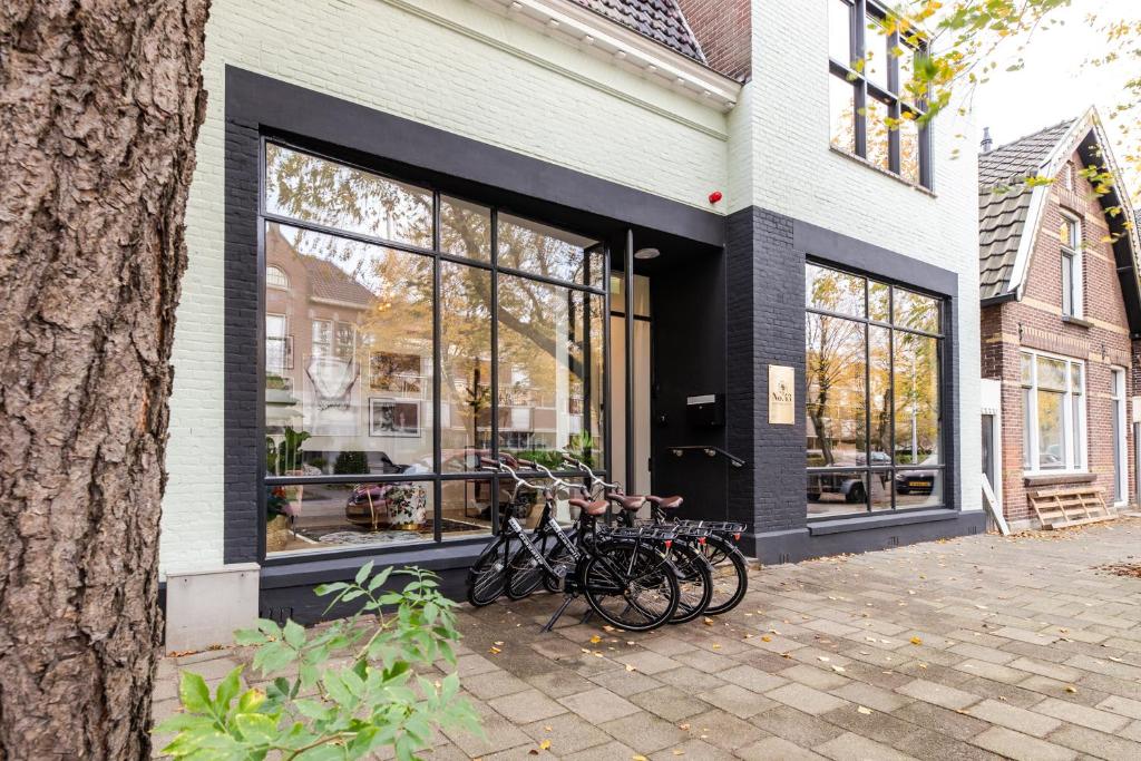 um grupo de bicicletas estacionadas em frente a um edifício em Boutique Hotel 43 em Koog aan de Zaan