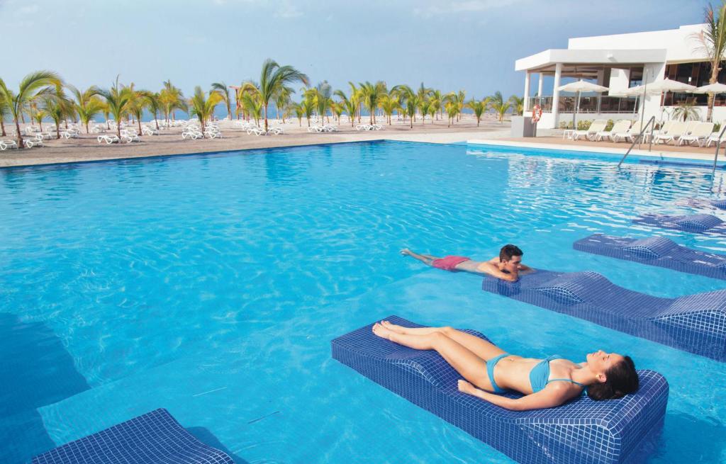 Bazén v ubytování Riu Playa Blanca - All Inclusive nebo v jeho okolí