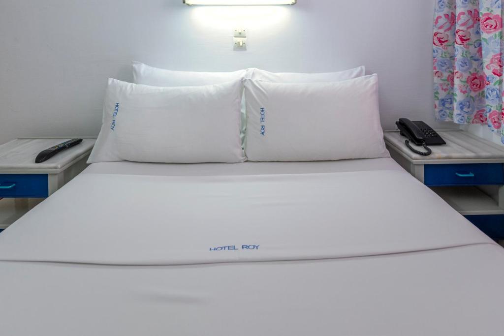 Postel nebo postele na pokoji v ubytování ROY Hotel