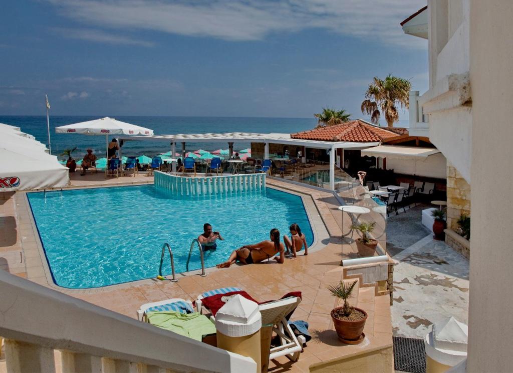 Bazén v ubytování Jo An Beach Hotel nebo v jeho okolí