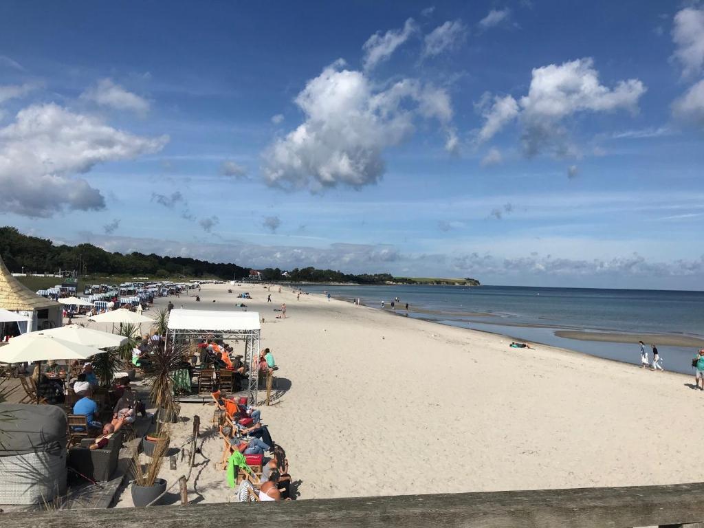Una playa con multitud de gente y el océano. en Kleine Perle, Villa Sonnegarten, en Boltenhagen