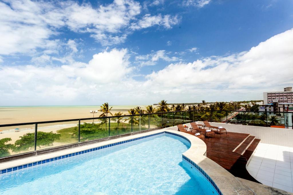 una piscina con vistas a la playa en João Pessoa Hplus Beach en João Pessoa