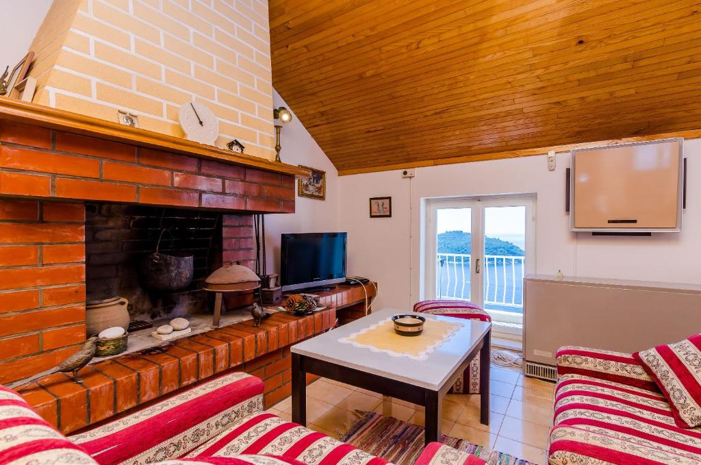 Televízia a/alebo spoločenská miestnosť v ubytovaní Apartment and Room Cicko