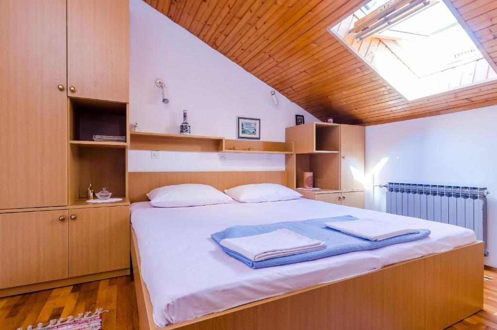 Posteľ alebo postele v izbe v ubytovaní Apartment and Room Cicko