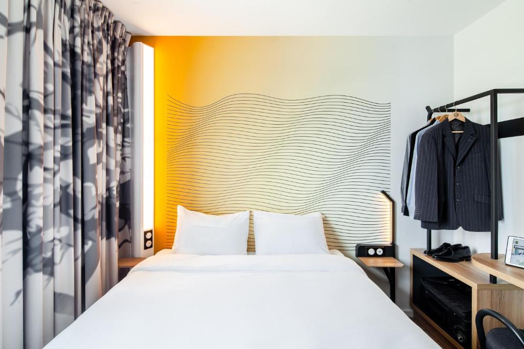 Un pat sau paturi într-o cameră la B&B HOTEL Thionville Centre Gare
