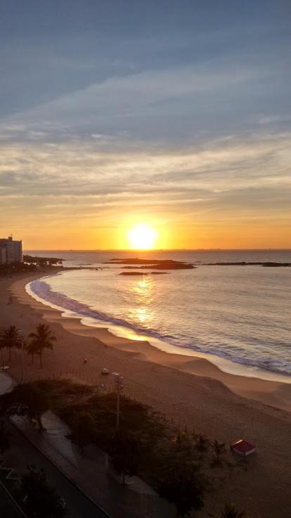  Apartamento com varanda de frente para o mar da Praia da Costa