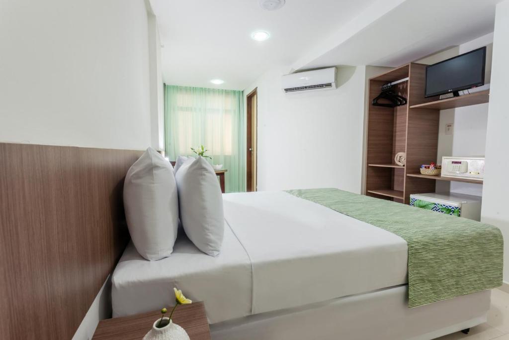 Cama ou camas em um quarto em João Pessoa Hplus Beach